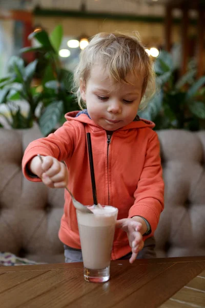 Ragazzo che mangia schiuma di cacao — Foto Stock