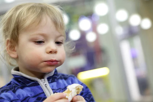 Niño hambriento tiene donut —  Fotos de Stock