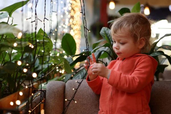 ガーランド ランプに触れる子供 — ストック写真