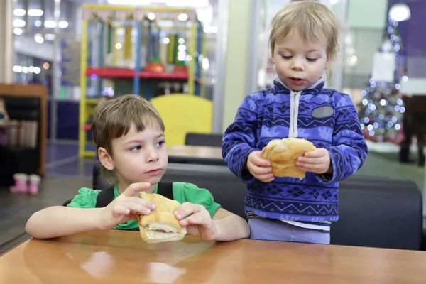 İki kardeş sandviç yeme — Stok fotoğraf