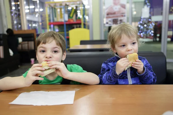 Två barn har smörgåsar — Stockfoto