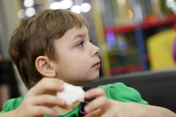 Kid donut eten — Stockfoto