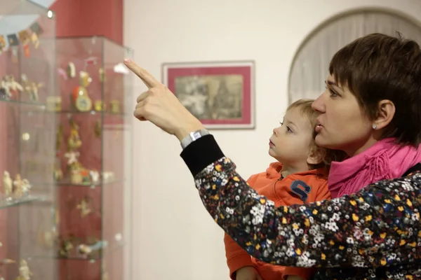 Mamma med son i museet — Stockfoto