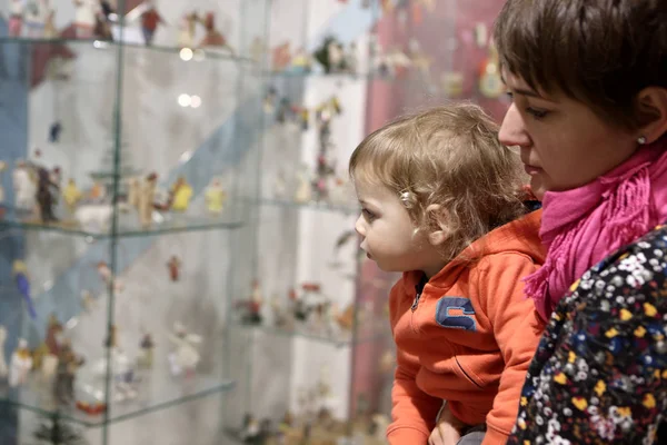 Mãe e seu filho no museu — Fotografia de Stock