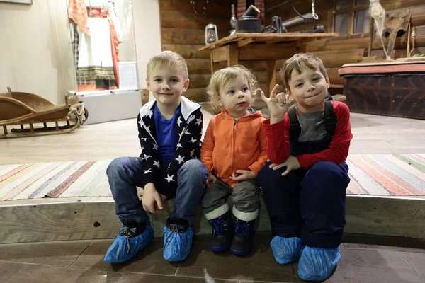 Tiga anak laki-laki duduk di lantai — Stok Foto