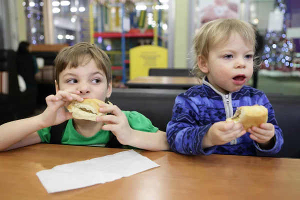Due fratelli mangiano panini — Foto Stock