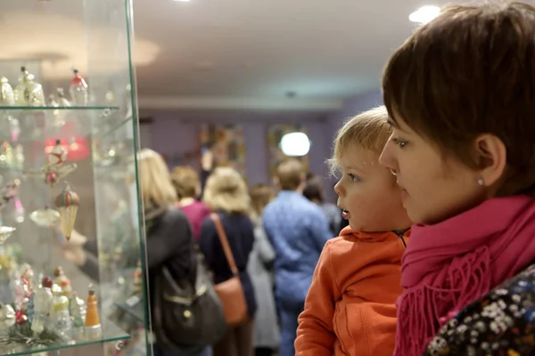 Mujer y niño en el museo — Foto de Stock