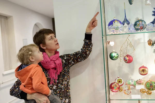 Mulher com criança no museu — Fotografia de Stock