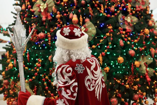 Santa Claus cerca del árbol de Navidad — Foto de Stock