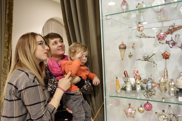 Mujeres y niños en el museo — Foto de Stock