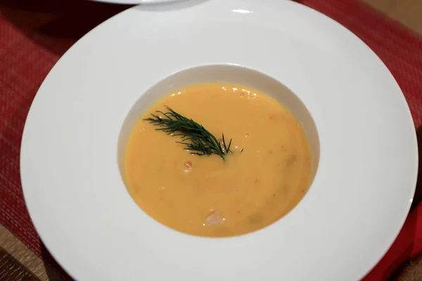 Assiette avec soupe à la citrouille — Photo