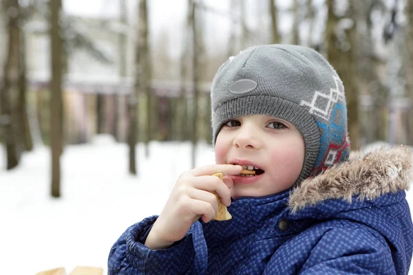 Boy eating biscuit — Stock Photo, Image
