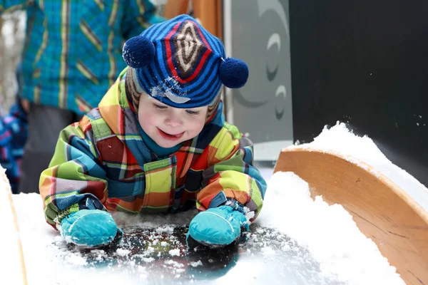 Bambino sdraiato sullo scivolo — Foto Stock