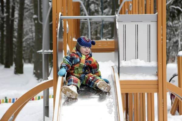 Enfant jouant sur la glissière — Photo