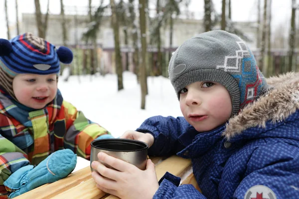 Dois irmãos no inverno — Fotografia de Stock