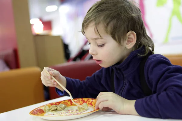 Criança comendo panqueca — Fotografia de Stock