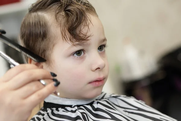 Barber cutting hair of boy — Stock Photo, Image