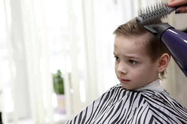 Enfant dans salon de coiffure — Photo