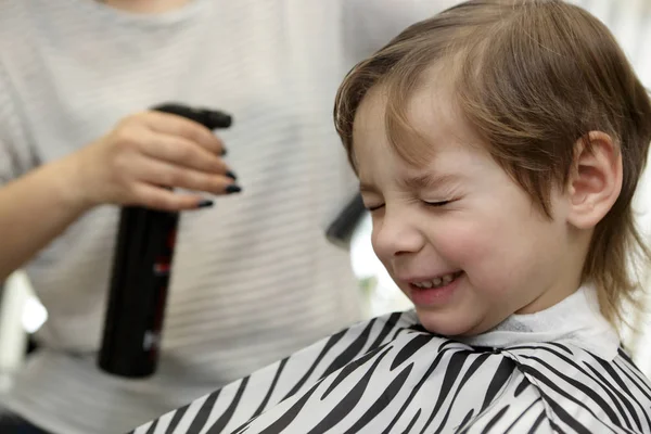 Barber strooit water op kind haar — Stockfoto