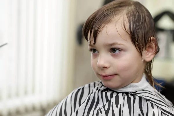 Criança na barbearia — Fotografia de Stock