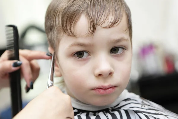 Niño con un corte de pelo — Foto de Stock