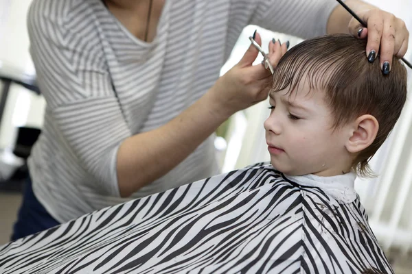 Vorschulkinder mit Haarschnitt — Stockfoto
