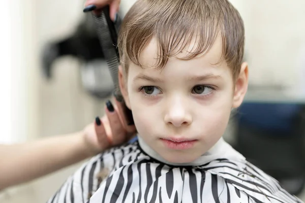 Bambino che ha un taglio di capelli — Foto Stock