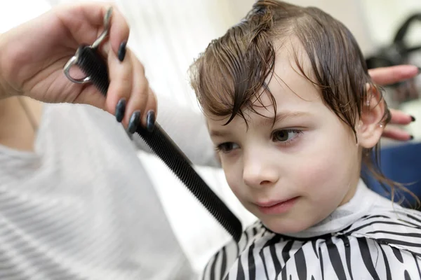 Jongen in de kapper — Stockfoto