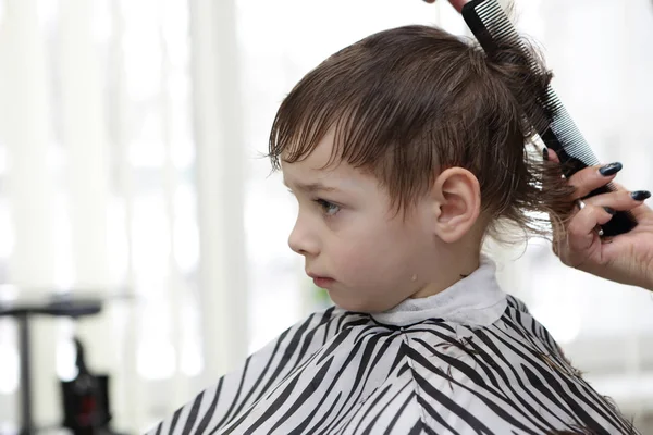 Friseur schneidet Haare von Vorschulkind — Stockfoto