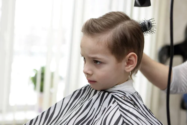Enfant dans le salon de coiffure — Photo