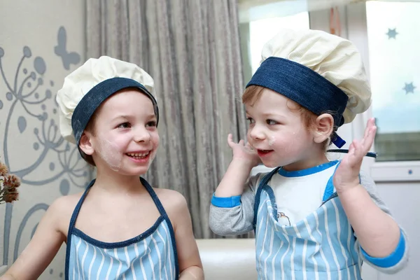 Мальчики играют на кухне — стоковое фото