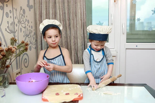 Jungen formen Knödel — Stockfoto