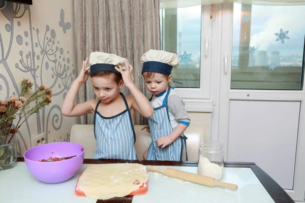 Zwei Jungen kochen Knödel — Stockfoto