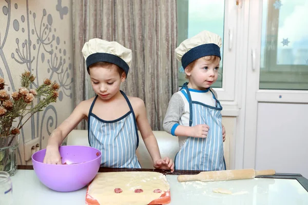 Twee kinderen mal dumplings — Stockfoto
