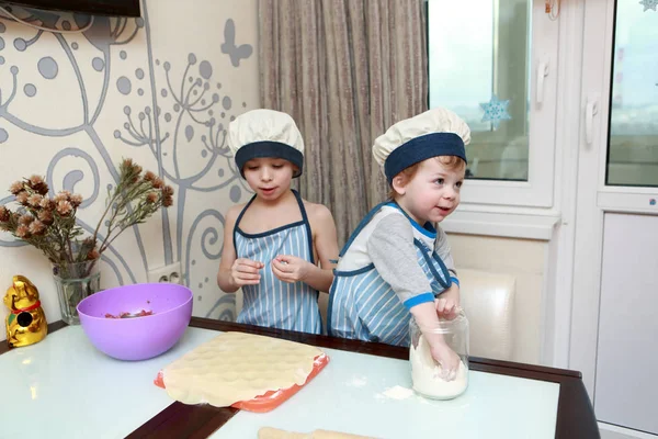 Zwei Kinder kochen Knödel — Stockfoto