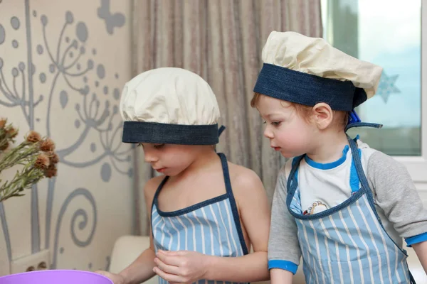 Zwei Brüder kochen in Küche — Stockfoto