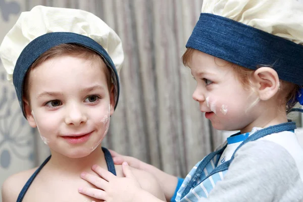 Brüder spielen in der Küche — Stockfoto