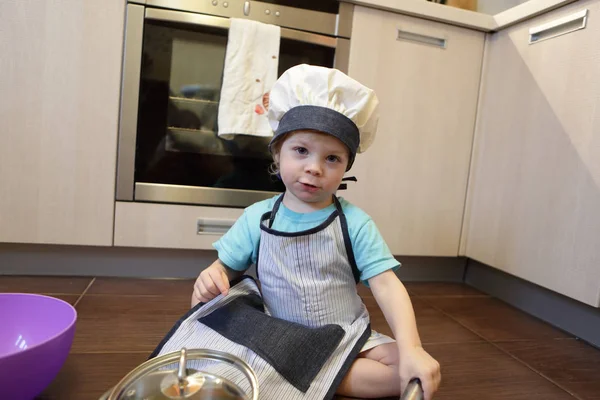 Cook pojke på golvet — Stockfoto