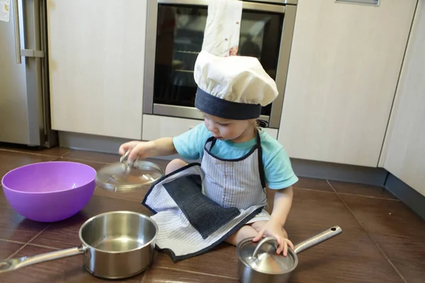 Koch Kind auf dem Boden — Stockfoto