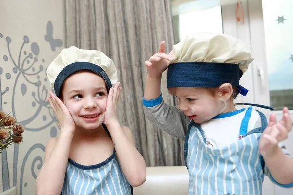 Kinder spielen in der Küche — Stockfoto