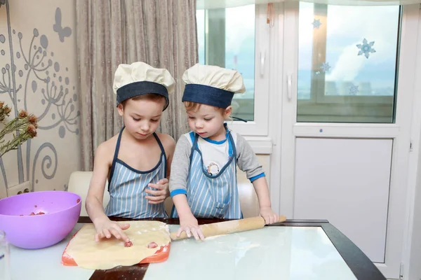 Двое детей готовят пельмени — стоковое фото