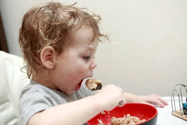 Child eating porridge — Stock Photo, Image