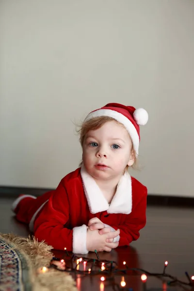 Weihnachtskind mit Weihnachtsmütze — Stockfoto