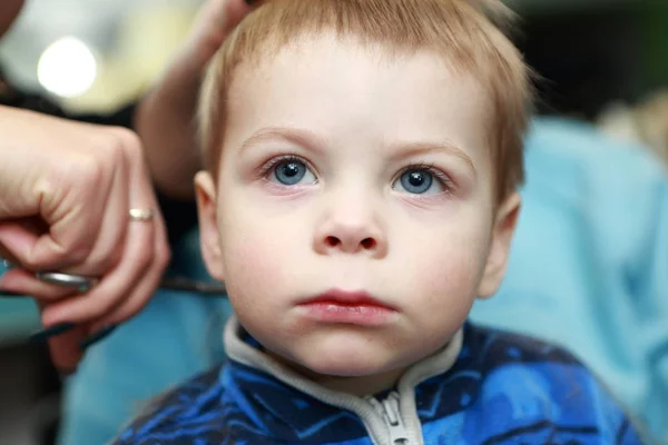 Chico consiguiendo corte de pelo primera vez —  Fotos de Stock