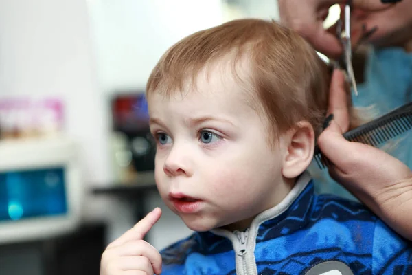 Nachdenklicher Junge, der zum ersten Mal einen Haarschnitt hat — Stockfoto