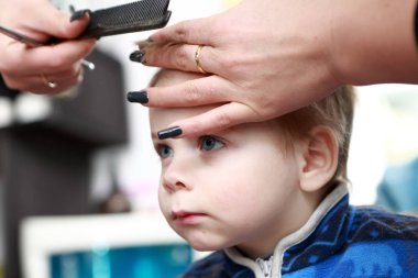 İlk kez bir saç kesimi olan düşünme çocuğun