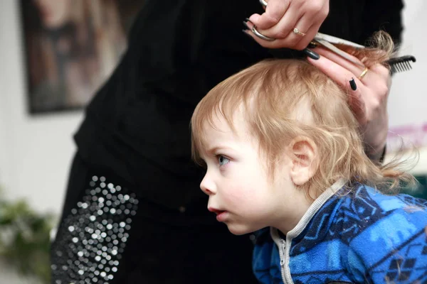 Junge, der zum ersten Mal einen Haarschnitt hat — Stockfoto