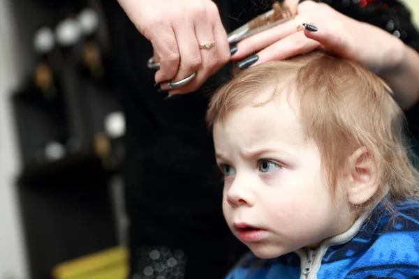 Pensivo criança tendo um corte de cabelo primeira vez — Fotografia de Stock