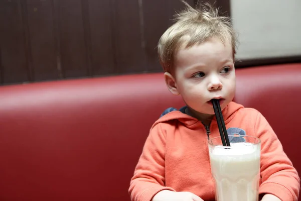 Barn dricka milkshake — Stockfoto