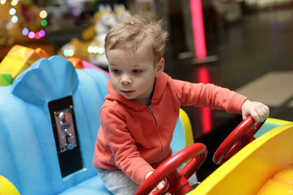 Niño conduciendo coche de juguete — Foto de Stock